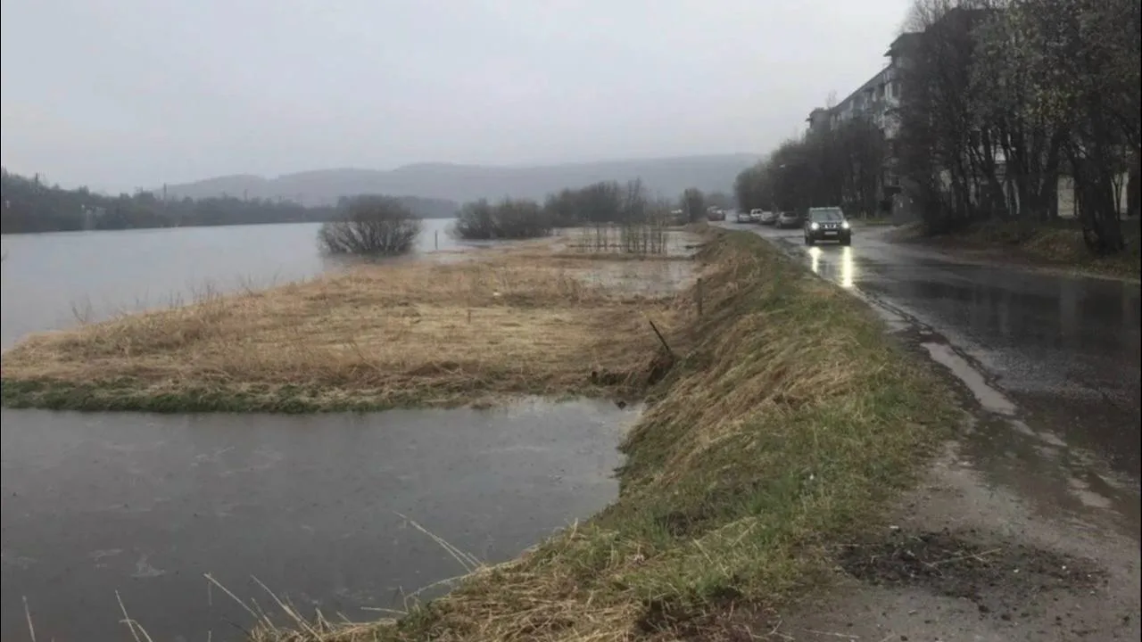 🌊 В Коле ожидают подъём воды до 330–340 см  По прогнозу Мурманского УГМС, пик уровня воды может прий
