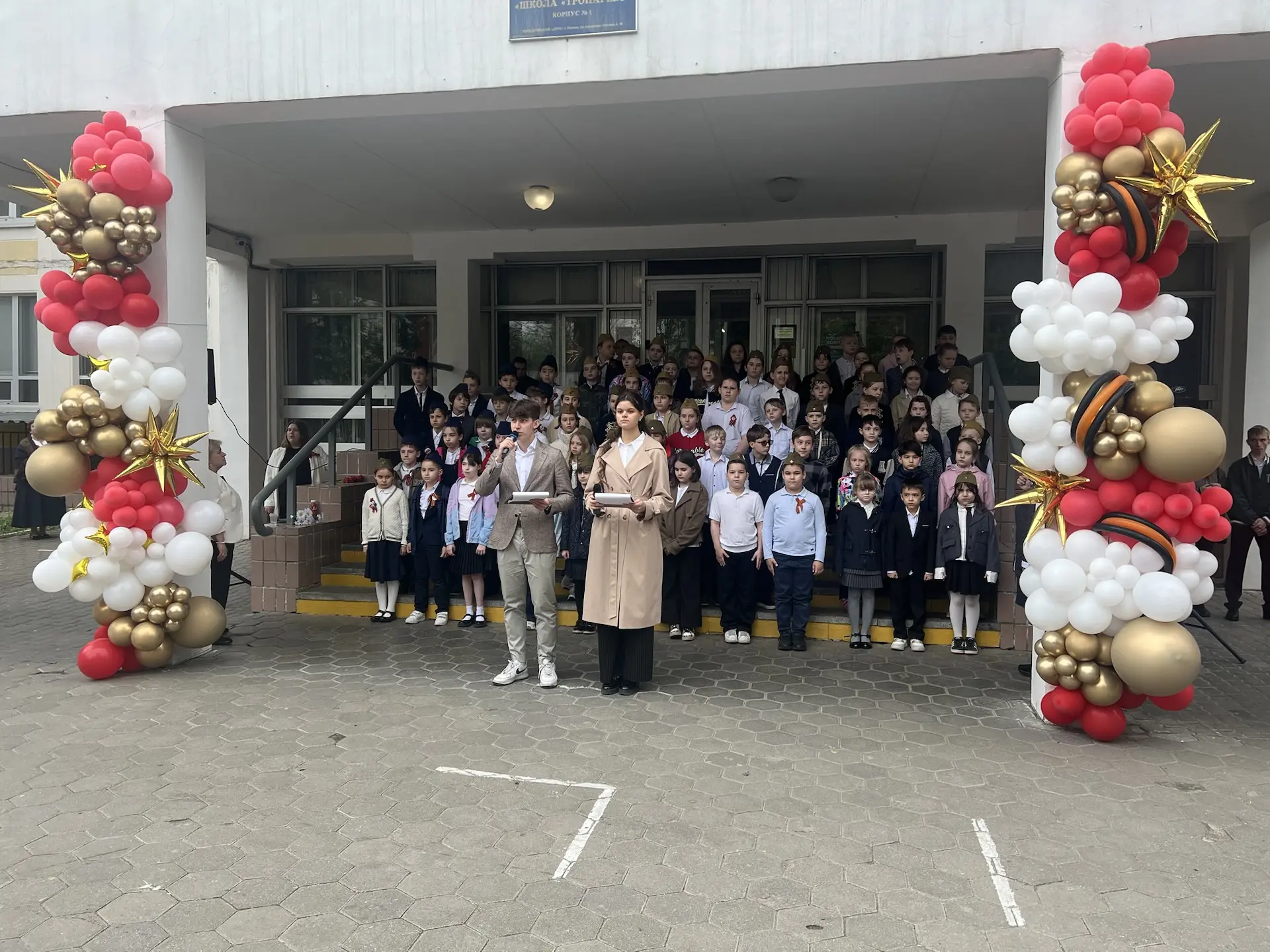 🕊️ДЕНЬ ПОБЕДЫ 🕊️  Мы встречаем день Победы, Он идёт в цветах, знамёнах. Всех героев мы сегодня Назыв
