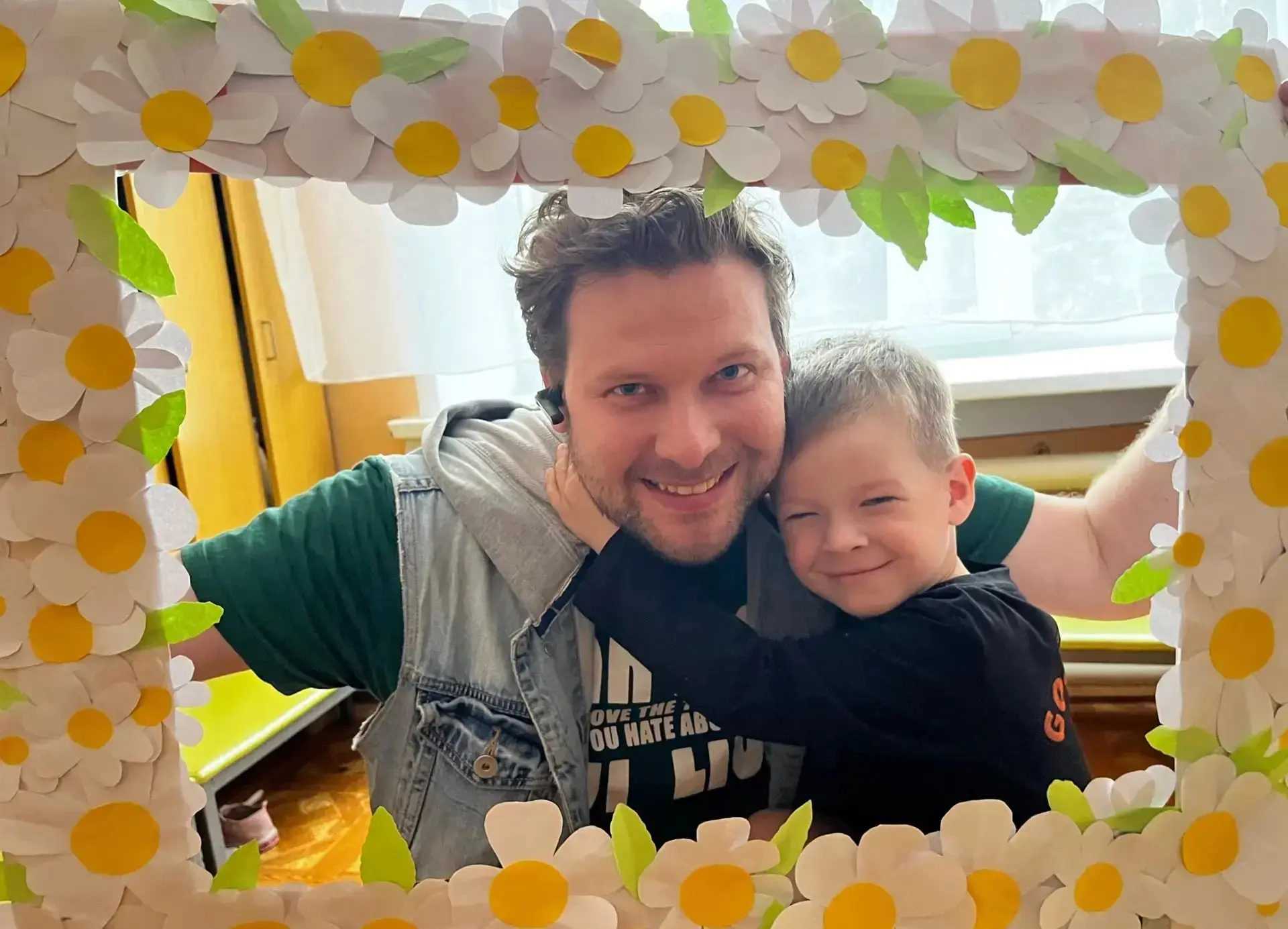 Дошкольное отделение : детский сад 🏡 "Сказка"
Аппликация "Рамка для семейной фотографии" в группе "