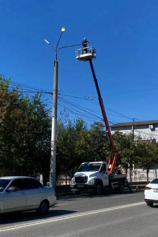 В настоящее время работники МБУ "Благоустройство г. Махачкалы" проводят устранение повр...