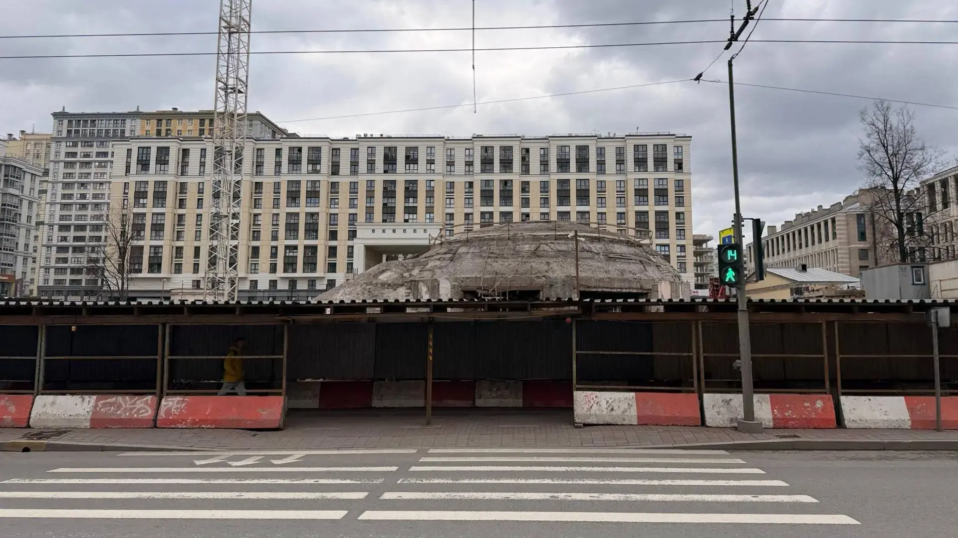 На станции метро «Фрунзенская» приступили к возведению первого этажа нового вестибюля.
