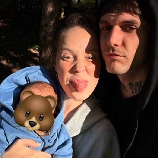 Lovv66 на прогулке с женой и ребёнком. Милахи! ❤️🙂