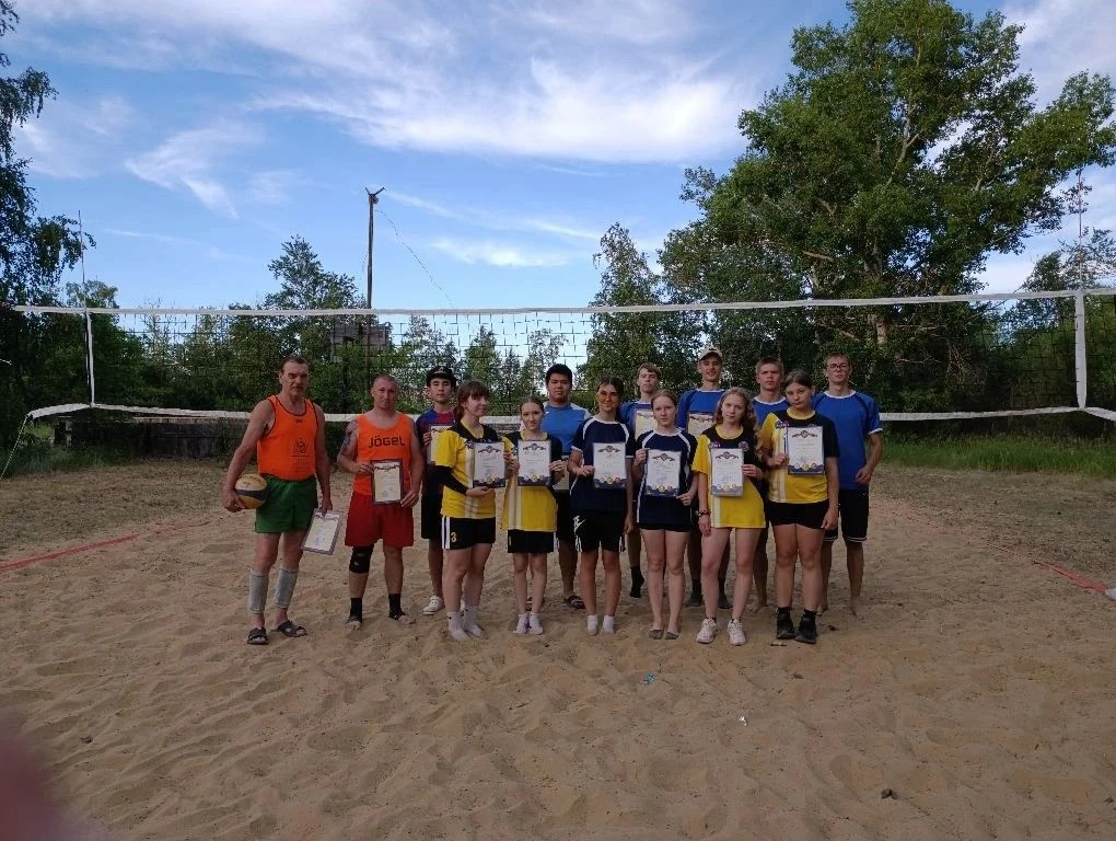 🏐 Жаркие баталии на песке: в Михайловке прошёл турнир по пляжному волейболу