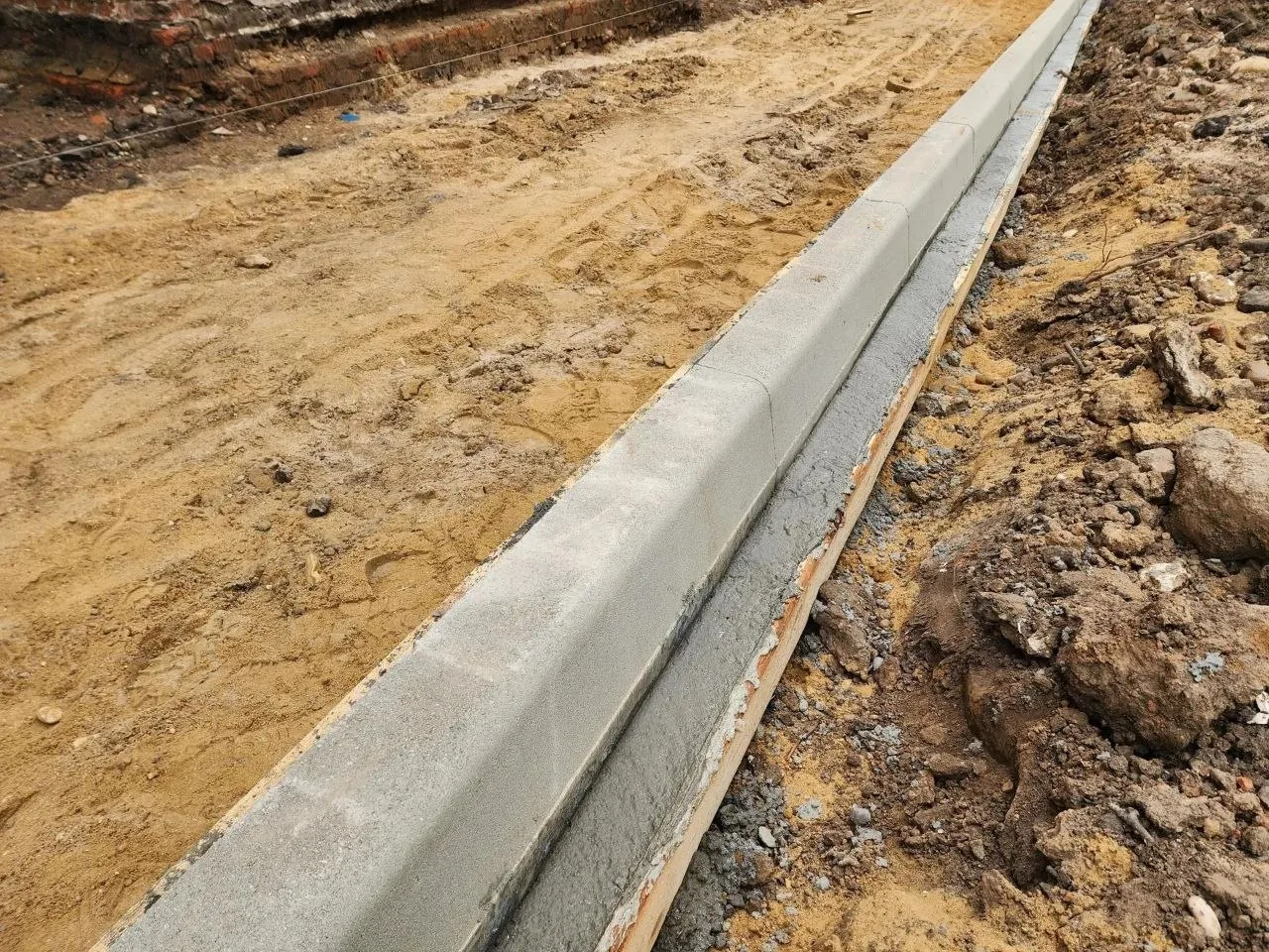 🛠 Благоустройство двора в Солнечногорске: что происходит сейчас  Во дворе между домами № 10 по Совет
