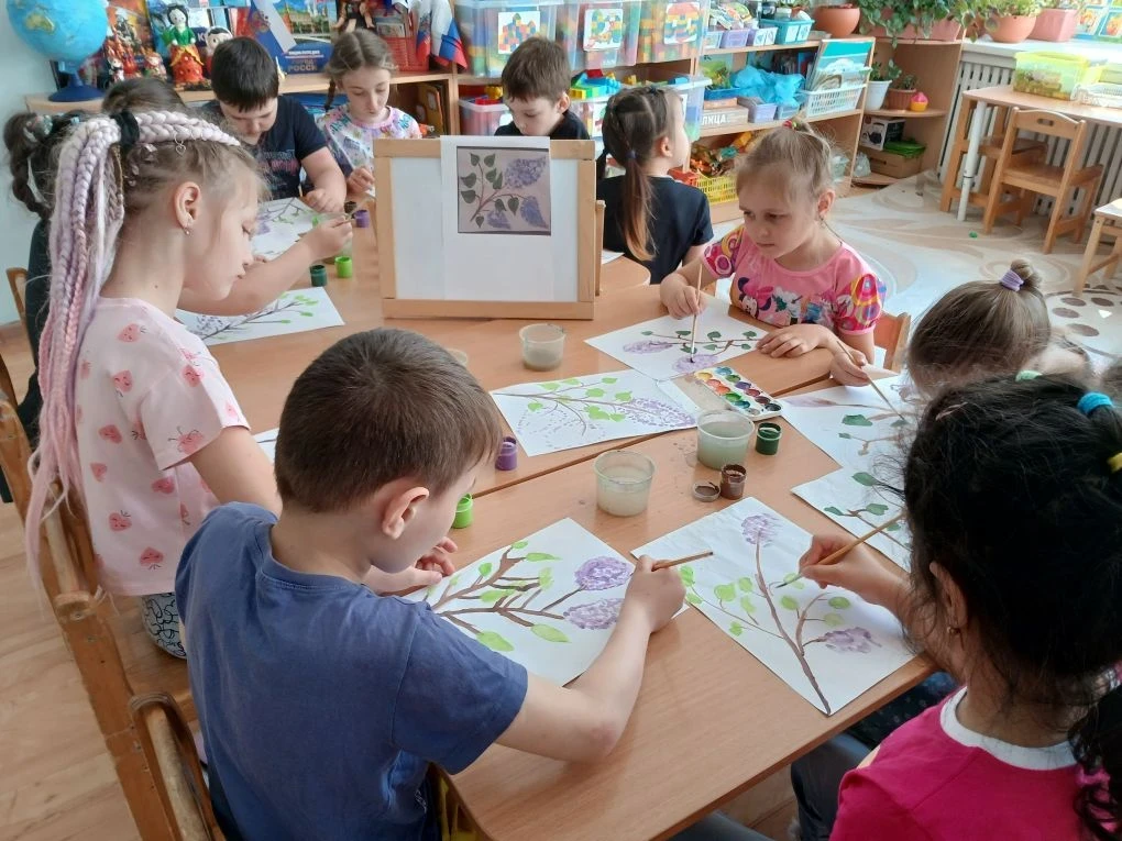🌸 Сегодня в детском саду -  День сирени!