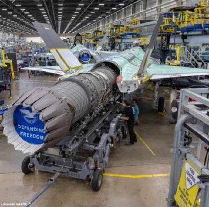 📷❗На предприятии Lockheed Martin в Форт-Уорте завершена интеграция турбореактивного двигателя Pratt