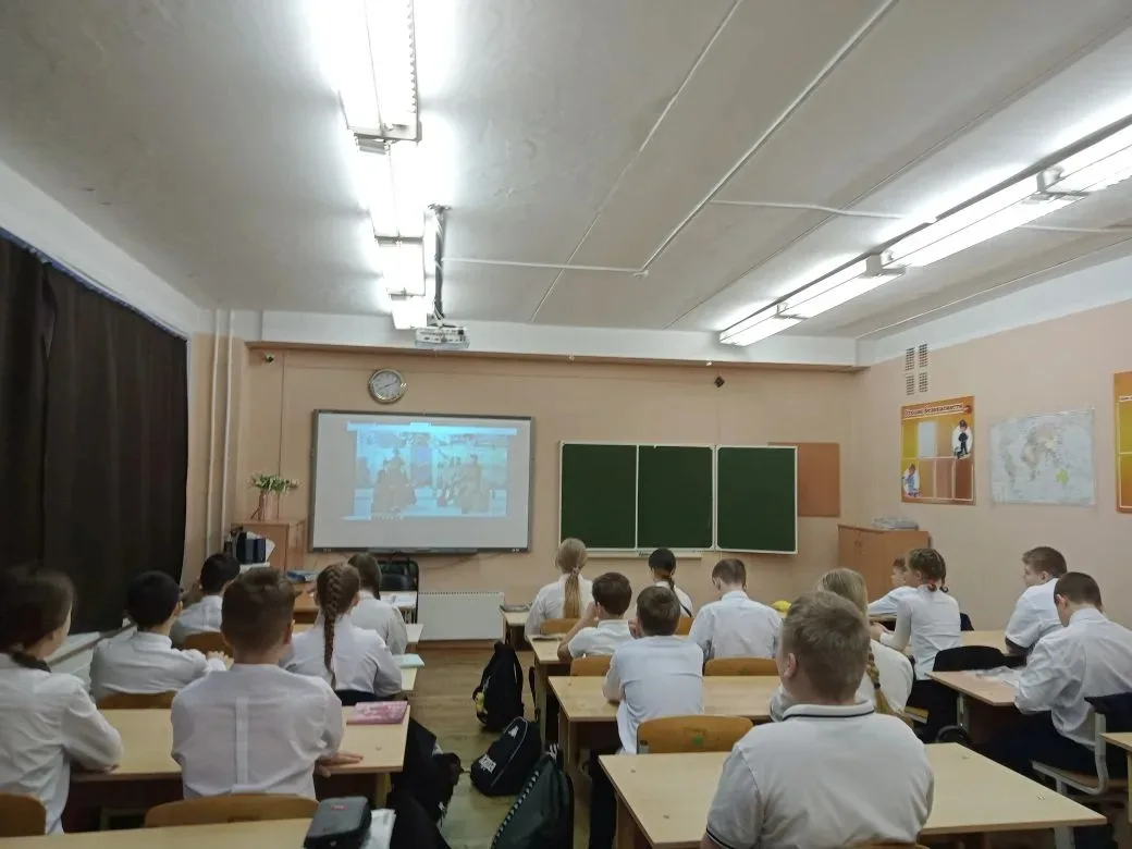 Подвиг без громких слов: о чем говорили на этой неделе 🇷🇺  В понедельник в нашей школе прошло заняти