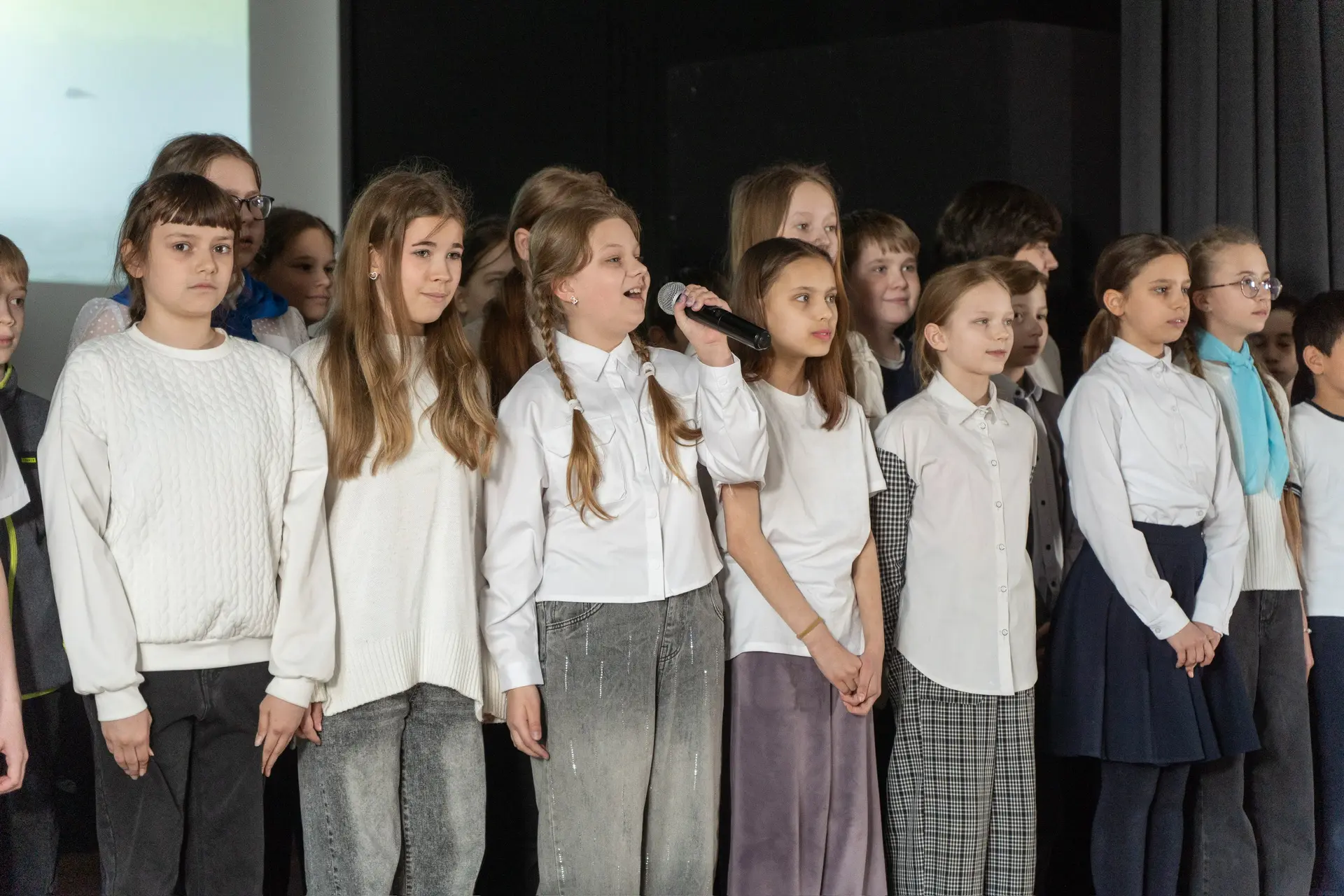 🎶 Песни Победы  🌟 В преддверии важной даты Дня Победы на сцене актового зала, расположенного по адре