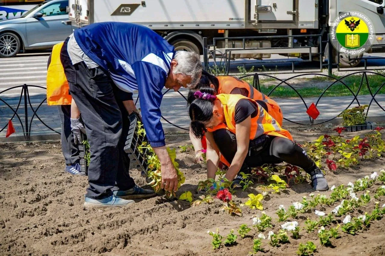 🌹🌼🌺🌸  Мелитополь становится ярче!  В городе продолжают активно высаживать цветы!  Сотрудники МКУ «Бл