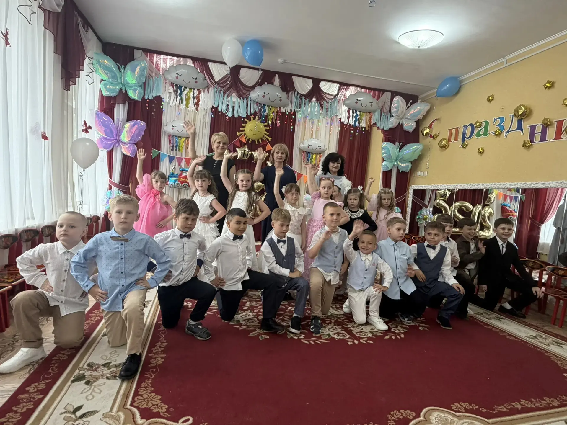 Вот и прозвенел последний звонок в стенах нашего любимого детского сада. Прощание со страной "Детств