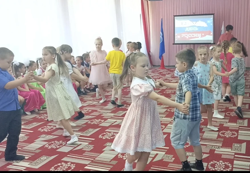 12 июня - День России
                Россия! Россия!
                Твой праздник сегодня:
       