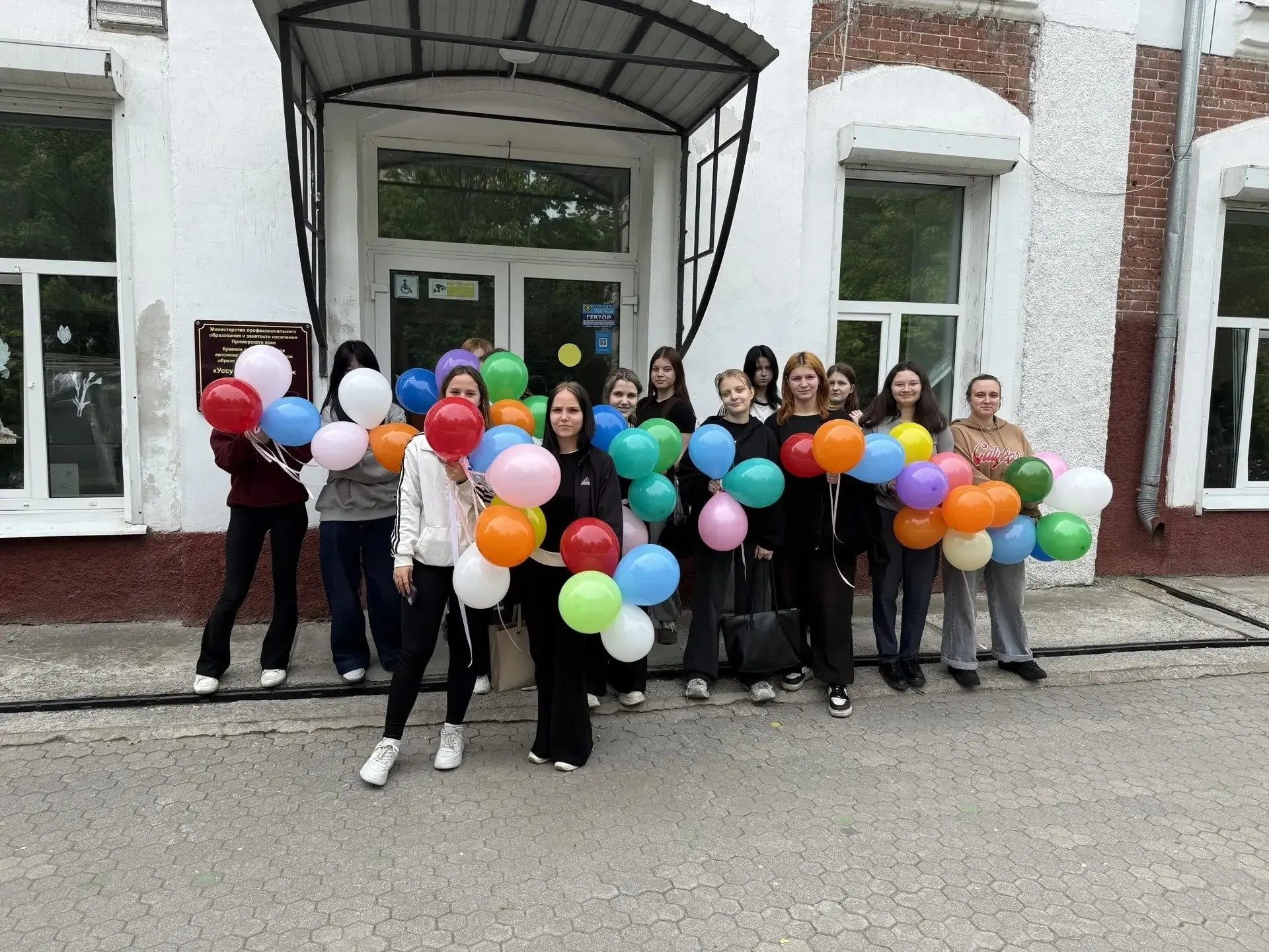 🥳Улыбки, шарики и доброта: как в Уссурийске отметили День защиты детей

1 июня в Уссурийском коллед