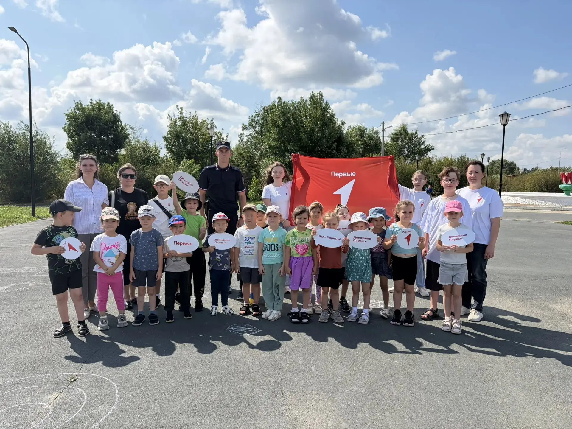4 августа, в центральном парке при поддержки "Движение первых" прошли  игры и  флешмоб ...