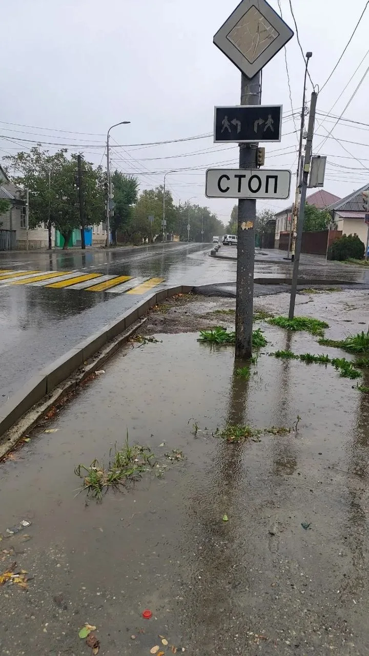 🫣 Вот такое состояние "новых"  тротуаров в районе 2-ой школы, светофор.