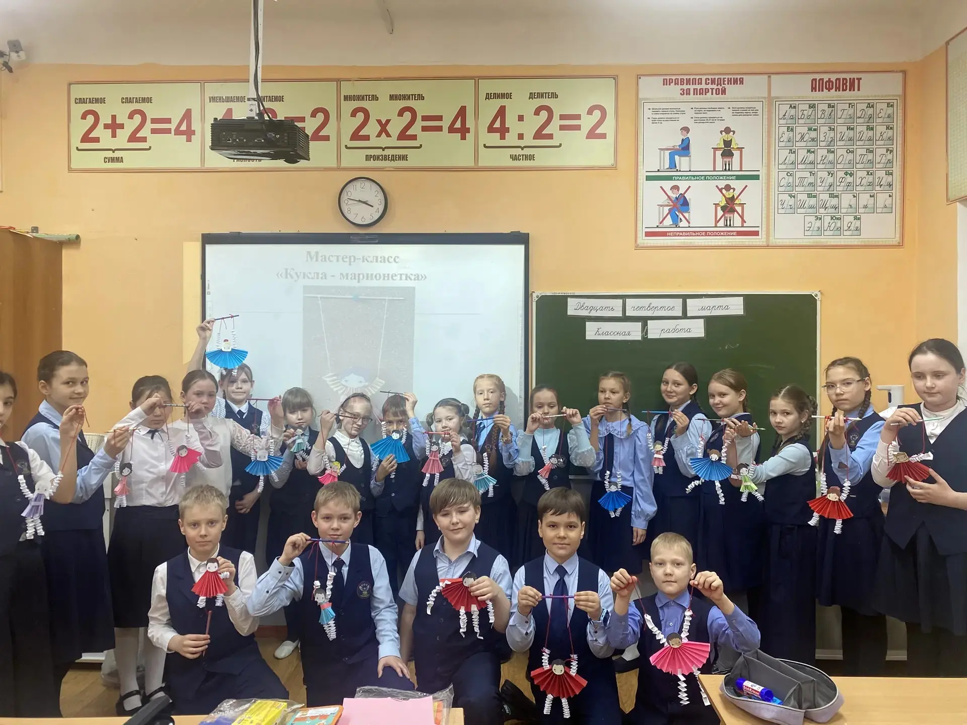 🎭 Всемирный день театра в нашем лицее продолжается!  За кулисами кипит волшебство — наши ученики сам