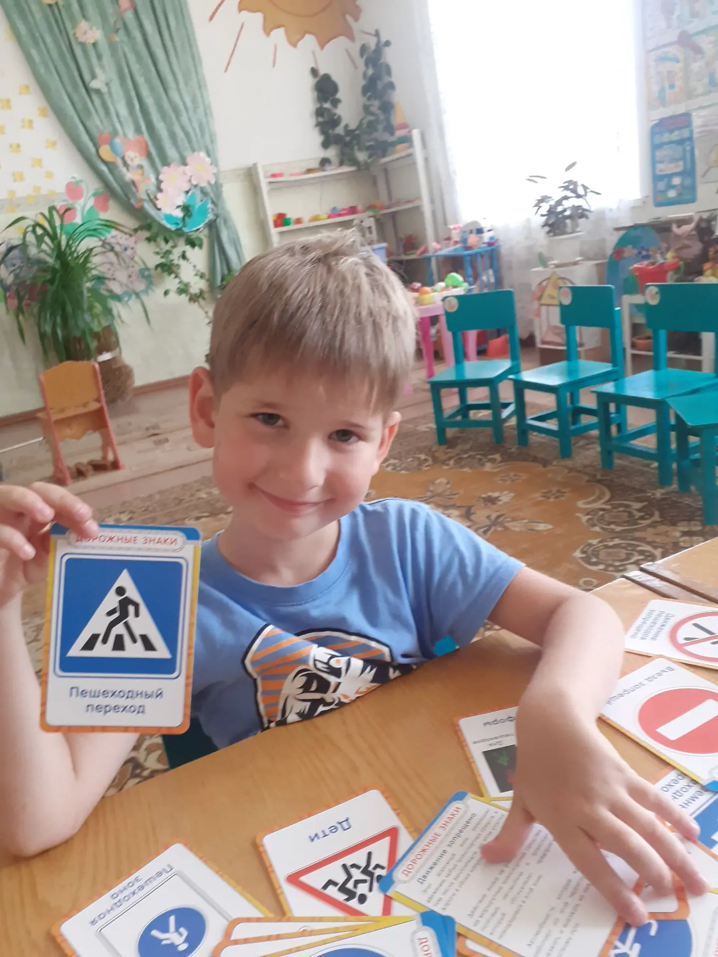 Для того, чтобы избежать неприятностей на дороге,  необходимо знакомить детей с дорожны...
