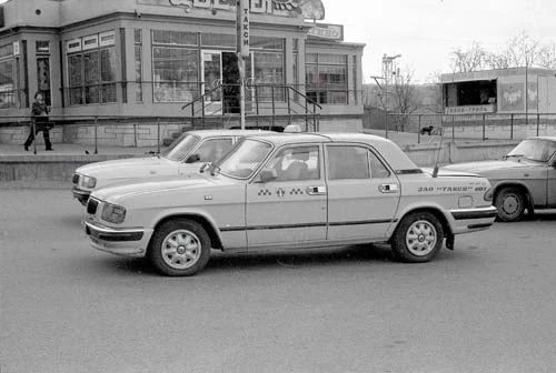 #день_в_день  Автомобили такси ГАЗ-3110. 17 мая 2004 г. Фото С. Лашко. ГАМО  Первое такси (ГАЗ М-1) 