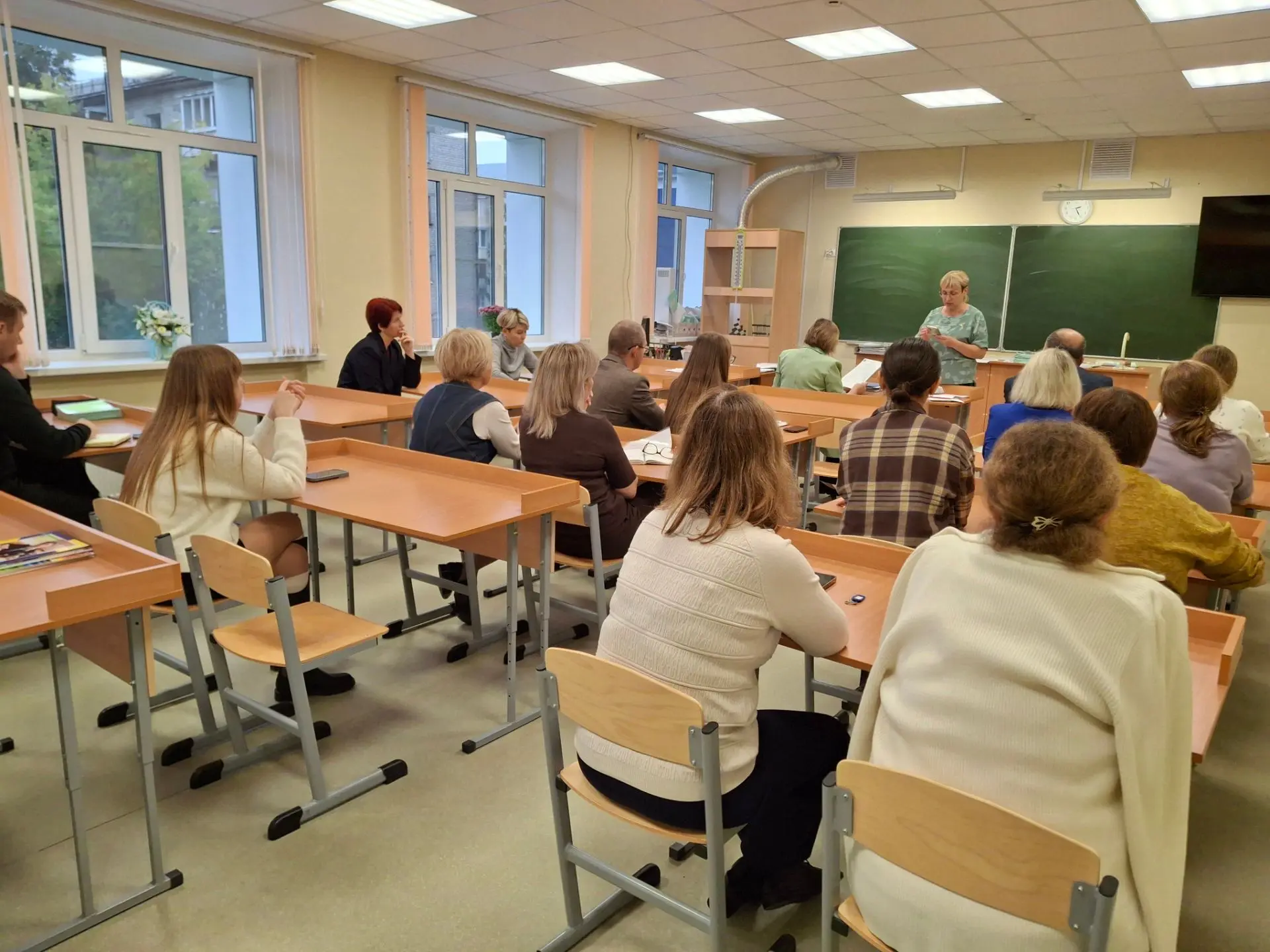 Сегодня прошло совещание при директоре, на котором поднимались вопросы безопасности обу...