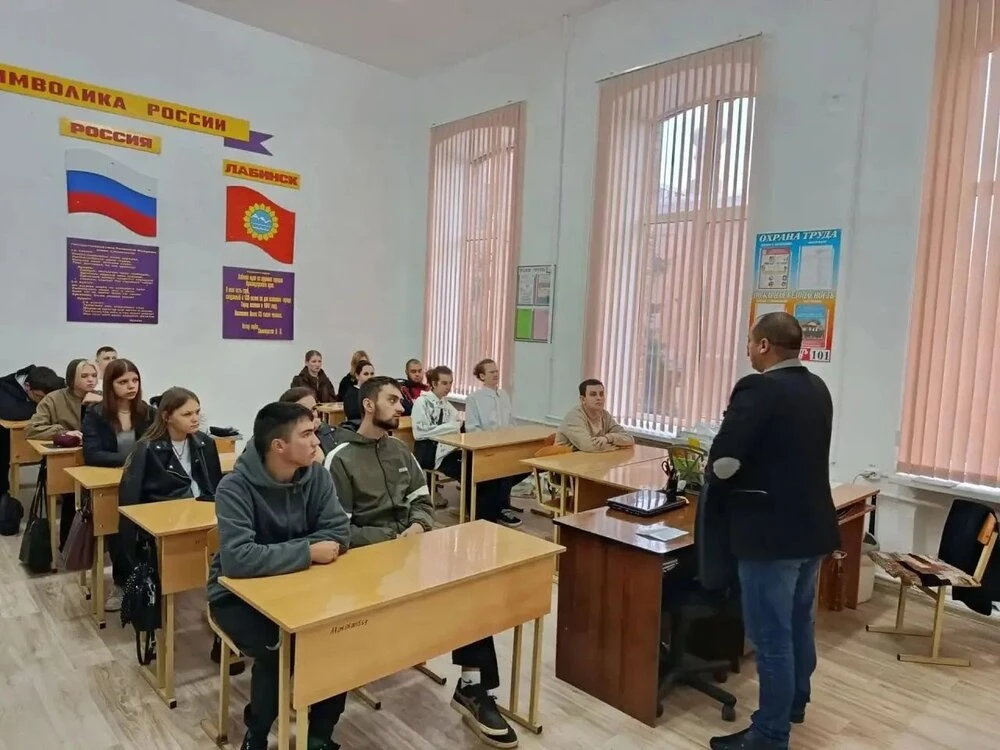 В Лабинском социально-техническом техникуме состоялась встреча студентов с ветераном СВ...