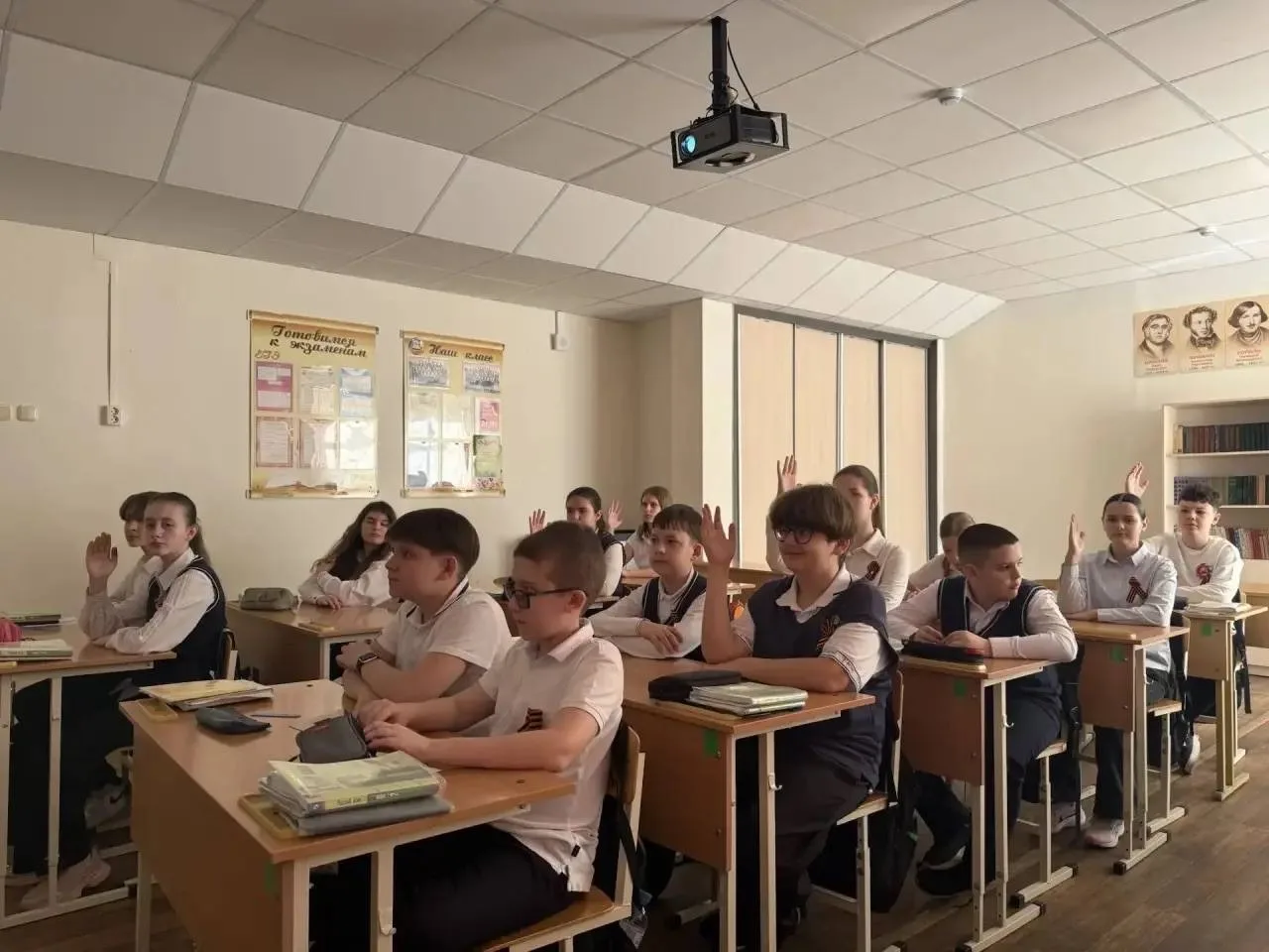 Сегодня в 6 "А" и 7 "А"  классах прошел классный час, посвященный 9 Мая. 🕊️  Мы говорили о том, что 