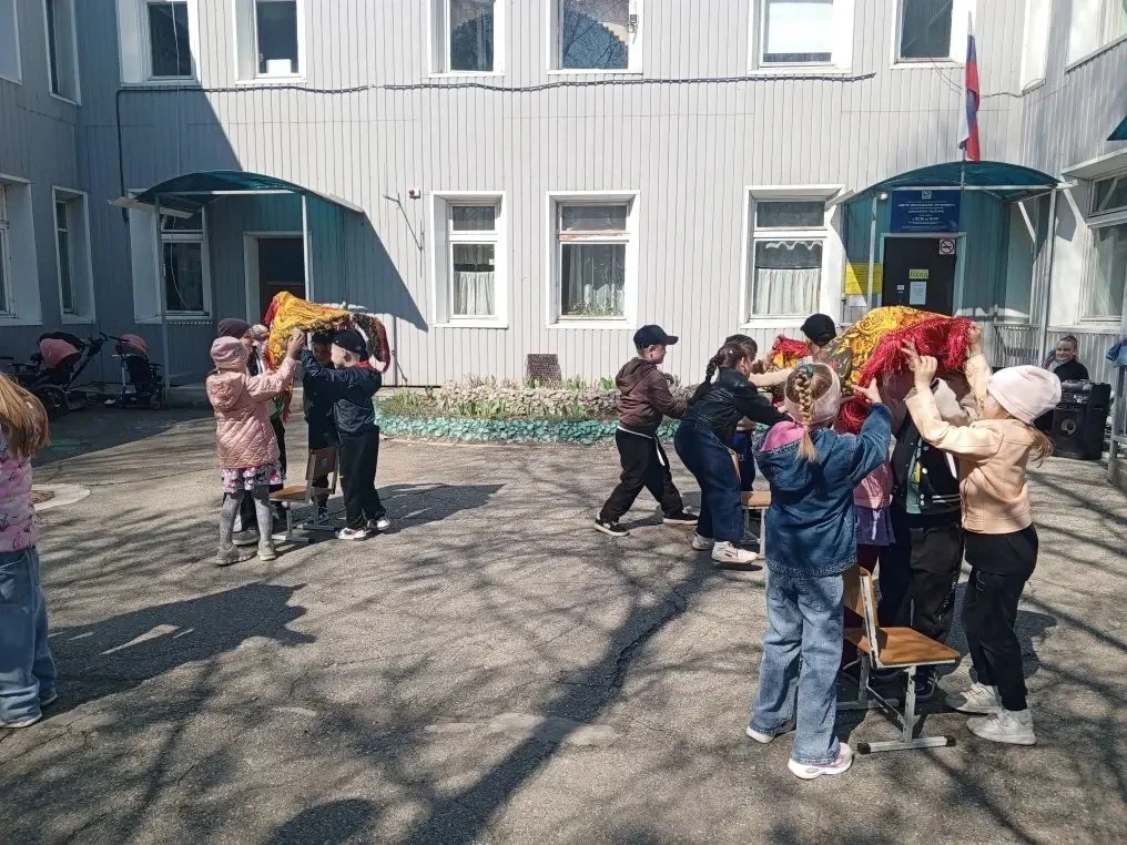 🚩 Мир! Труд! Май!  Сегодня воспитанники групп № 12, 13 и 14 встретили приближающийся Первомай масшта