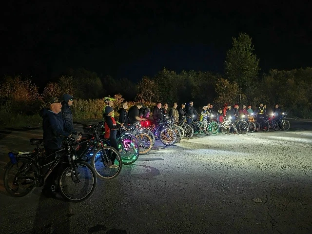 🚲В Соликамске прошёл ночной велопробег. Спортивно и ярко закрыли сезон.