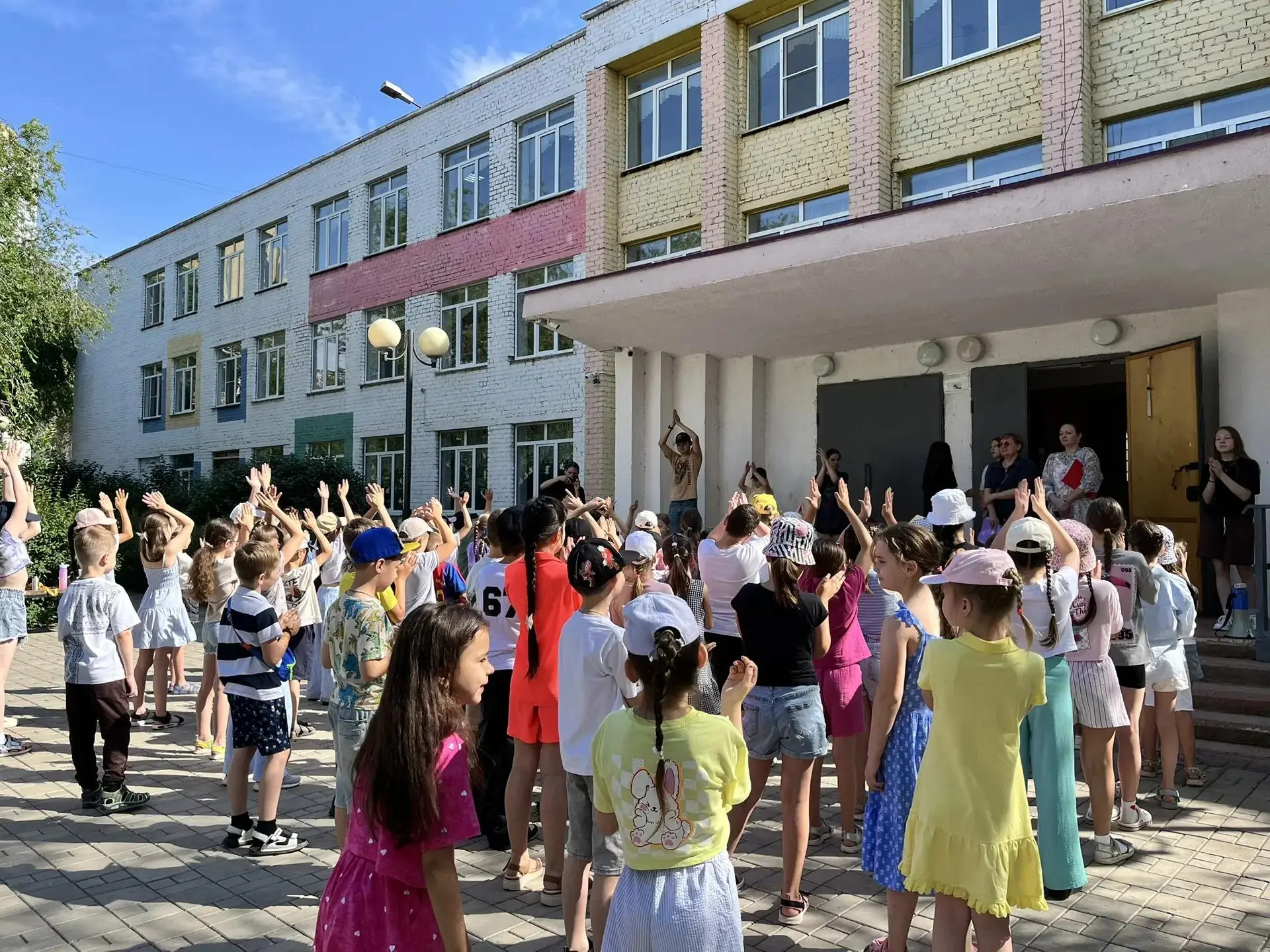 💥Сегодня, 17 июня тема дня в лагере :"Дружба народов - единство страны".

🤗После зарядки и завтрак