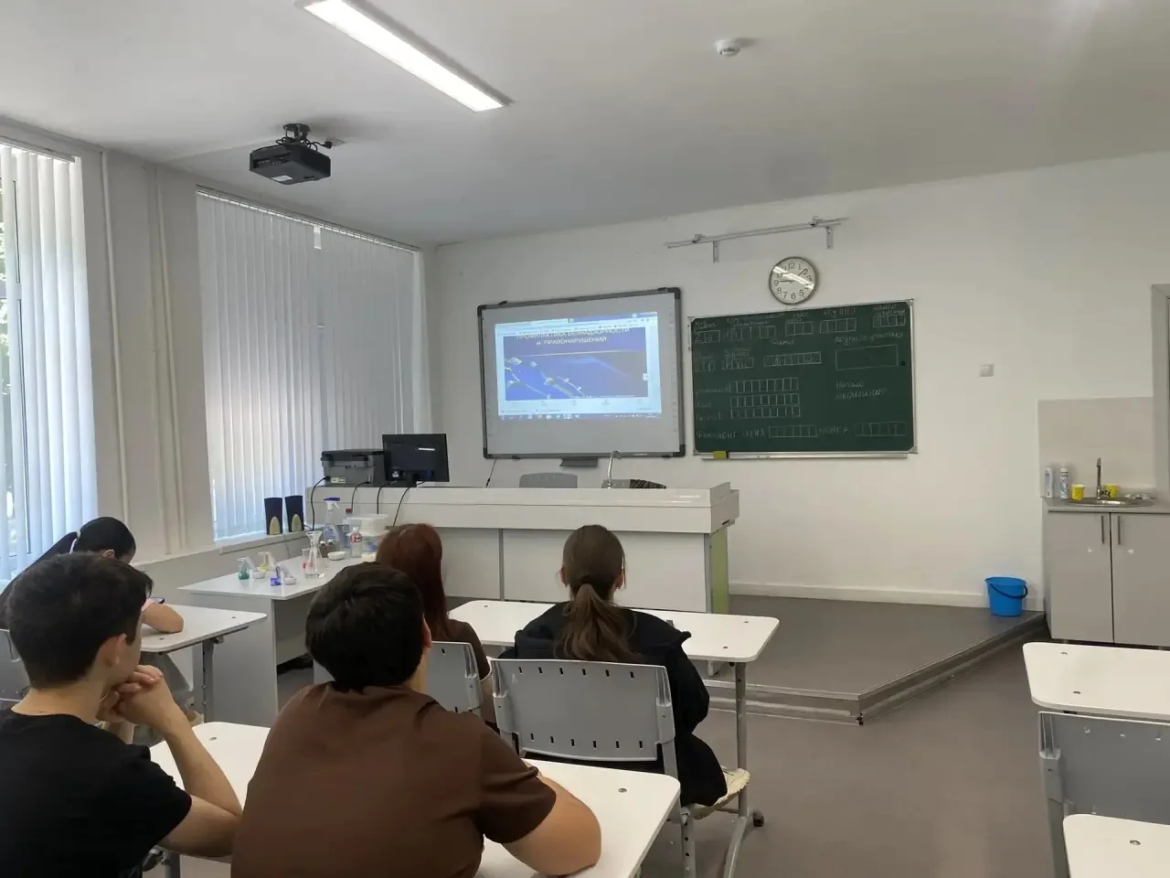 Безопасность превыше всего:в школе прошел важный классный час!
Главной задачей классного часа было в