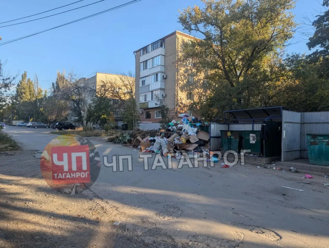 Жители дома №64-3 на улице Лизы Чайкиной жалуются на горы мусора. По словам горожан, кр...