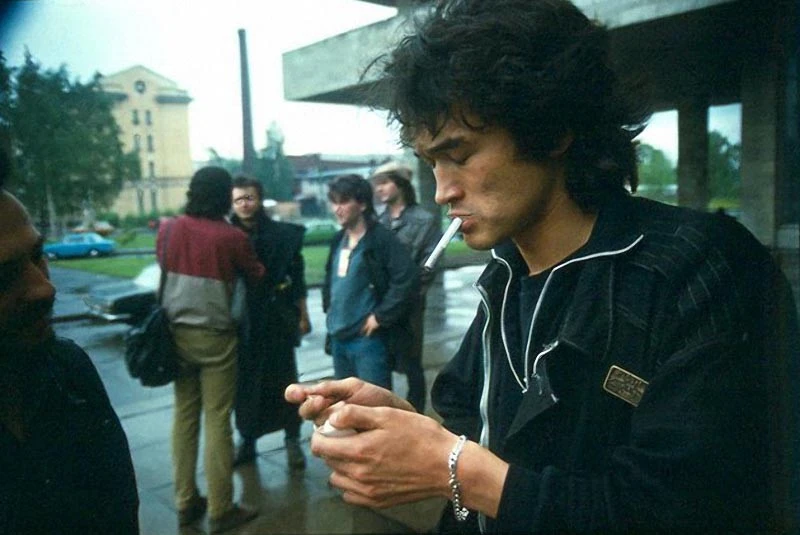 Виктор Цой. Июнь 1987 года - 5-ый Ленинградский Рок-фестиваль. На заднем плане не без т...