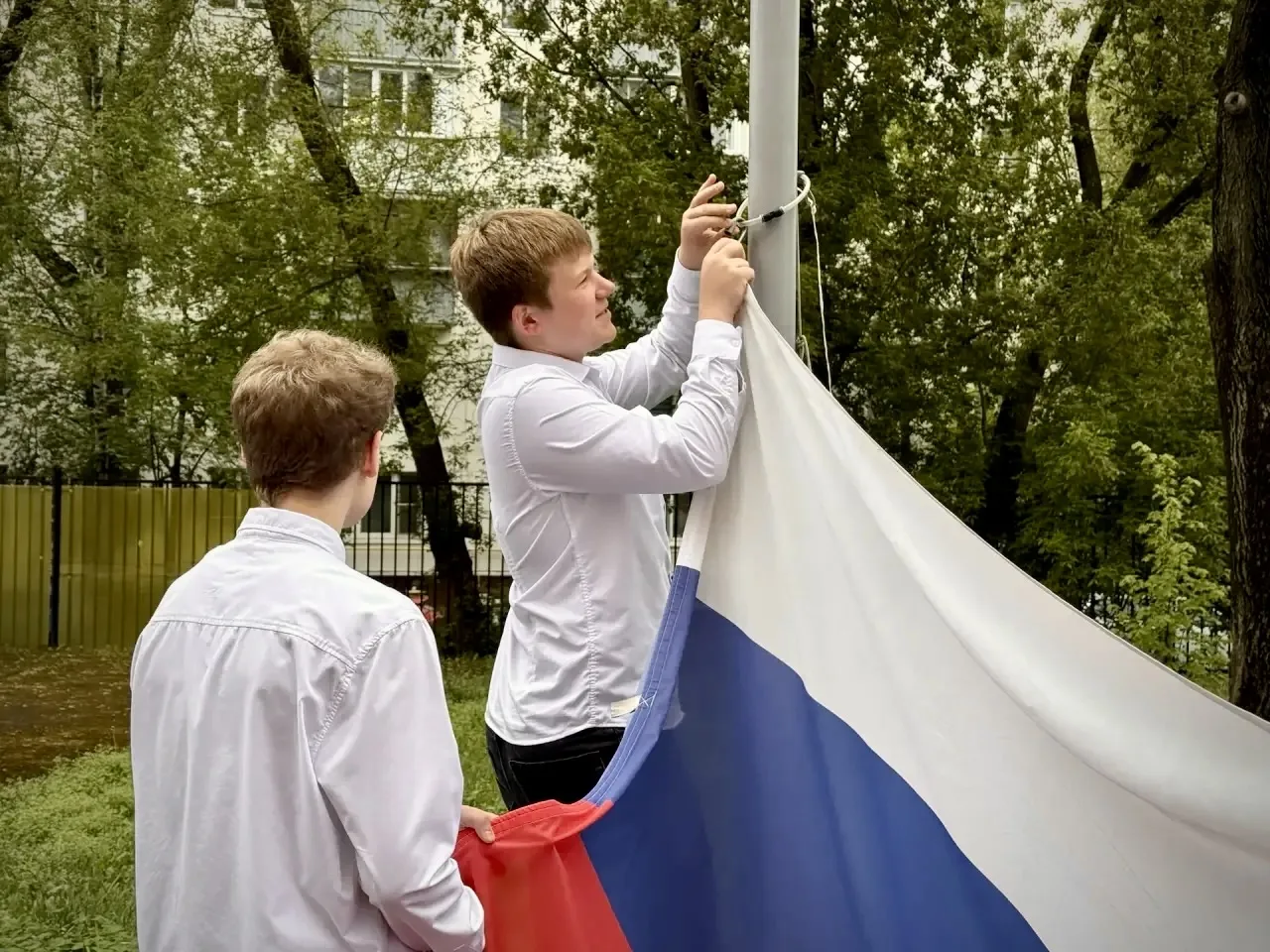 С чего же начался первый учебный день после длинных праздников?   🇷🇺 Конечно же, с поднятия флага Ро