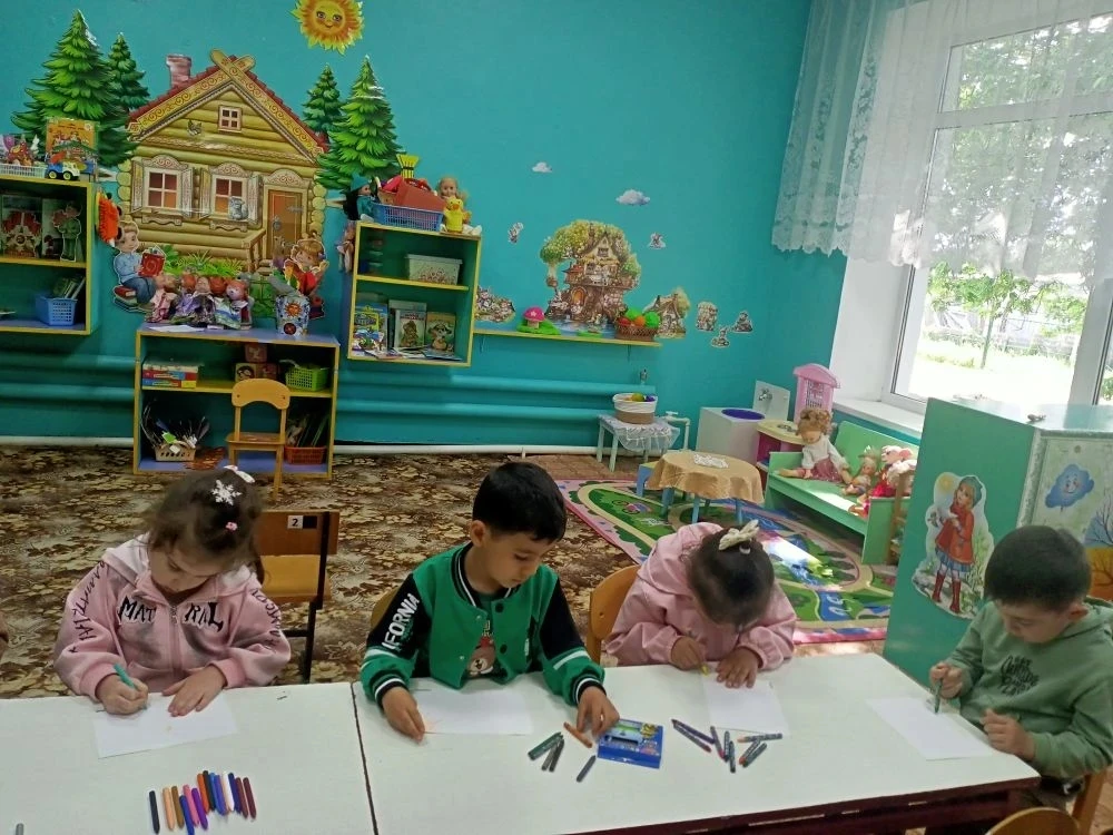Группа «Ромашка»: Наше маленькое Большое Солнце 🌞
Когда детские ладошки берут в руки мелки, рождает