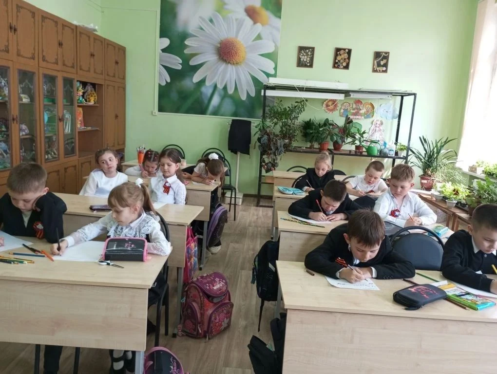 С Днём Победы! Память, воплощённая в детских руках