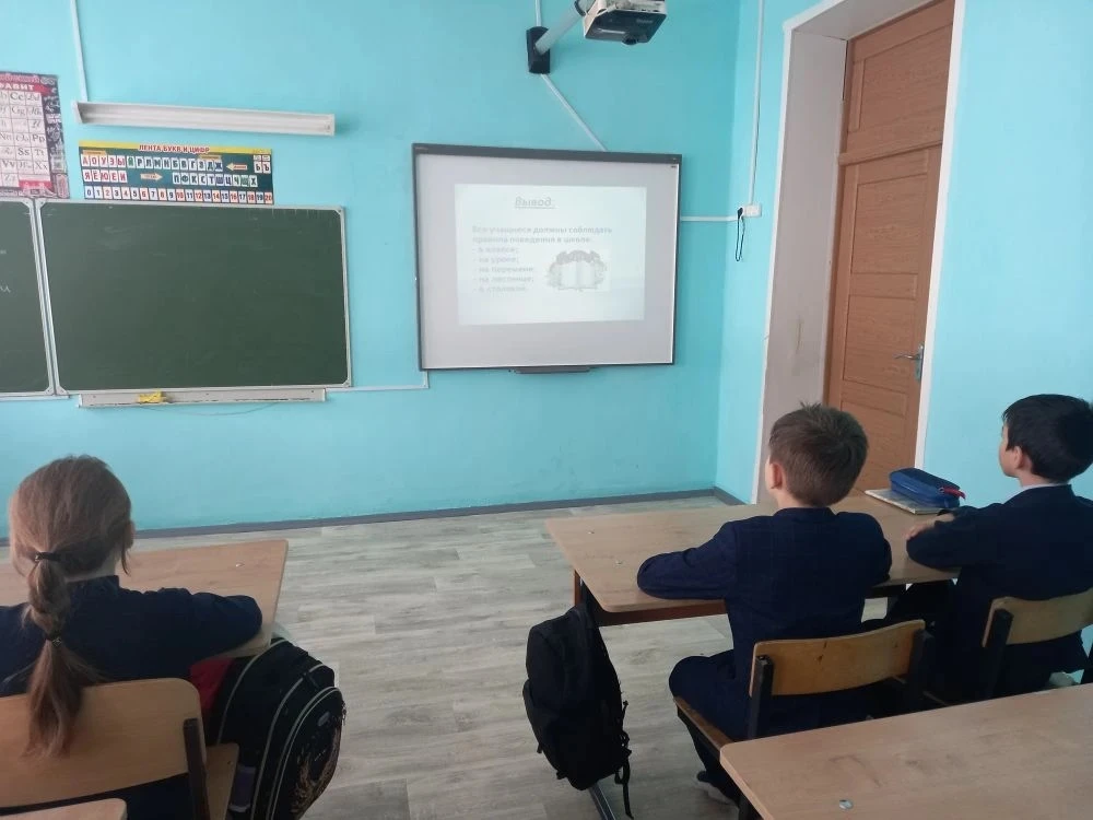 В рамках Недели правил поведения школьников в 3 классе проведен классный час «Зеркало у...
