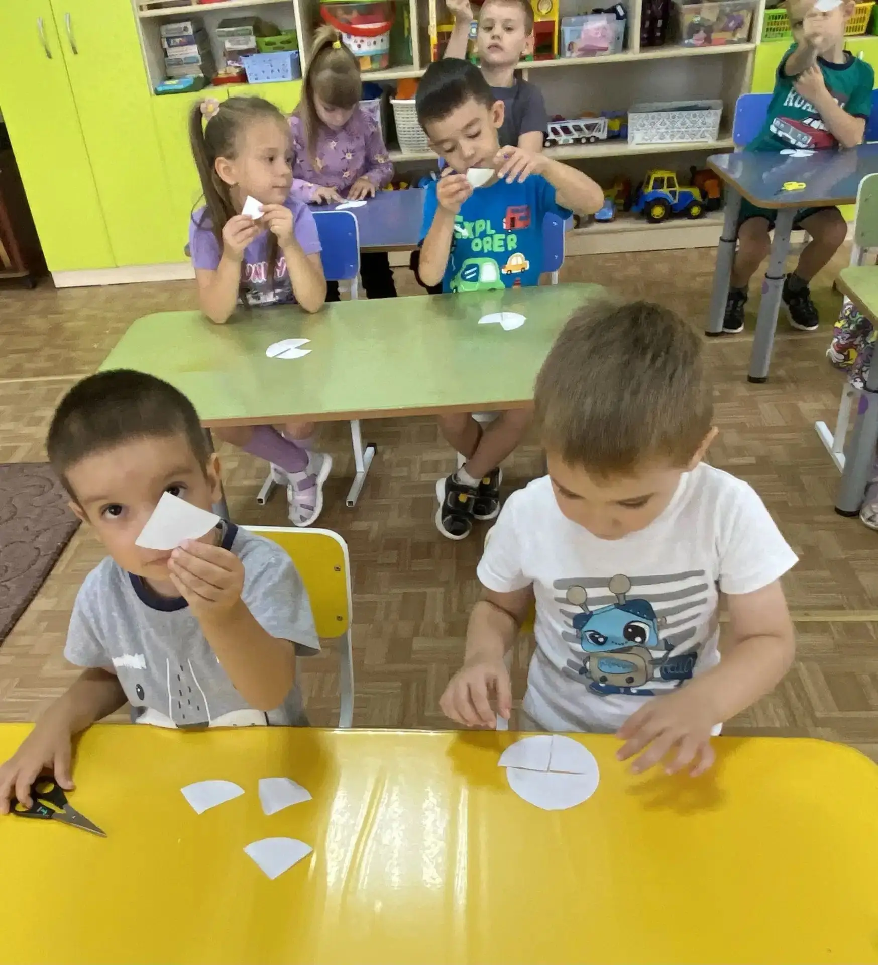 На занятии по математике, дети разновозрастной группы (5-7 лет)познакомились с составом...