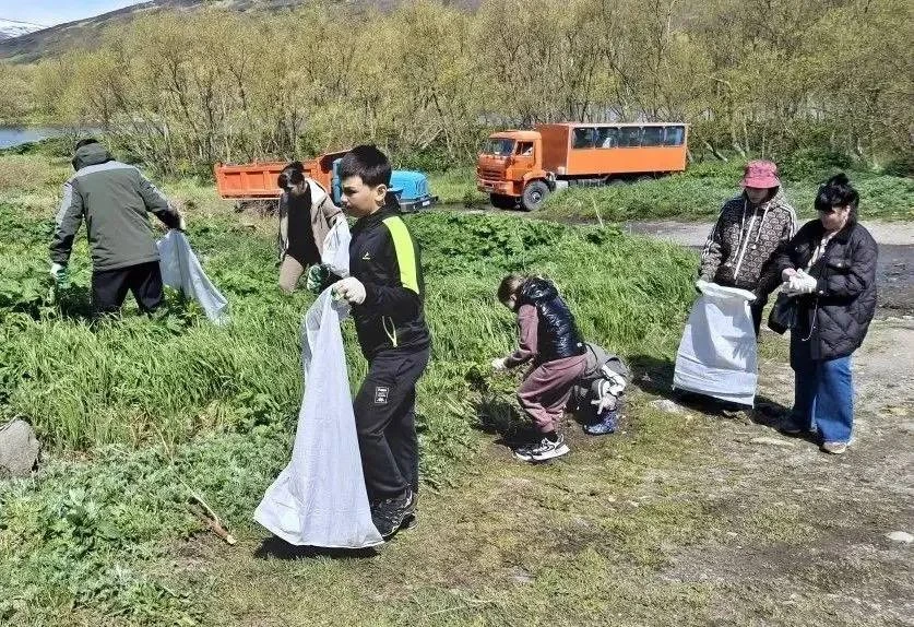 На Озерновских ключах взрослые с детьми навели суету и собрали 52 мешка с мусором🔥