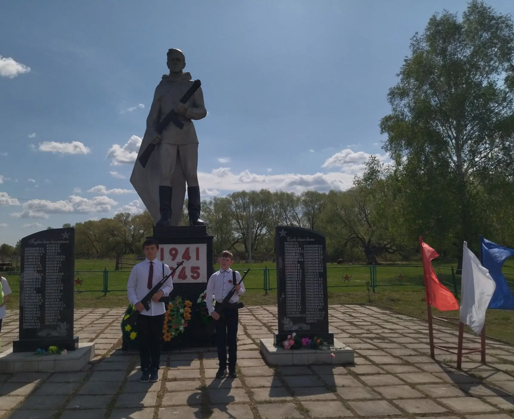 🇷🇺 День Великой Победы - праздник, который никого не оставляет в стороне. Наша школа ...
