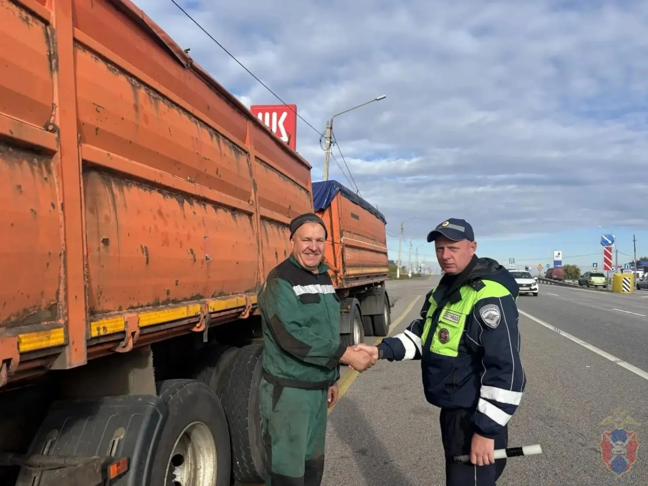 🚔КамАЗ сломался на трассе: инспекторы ДПС пришли на помощь водителю