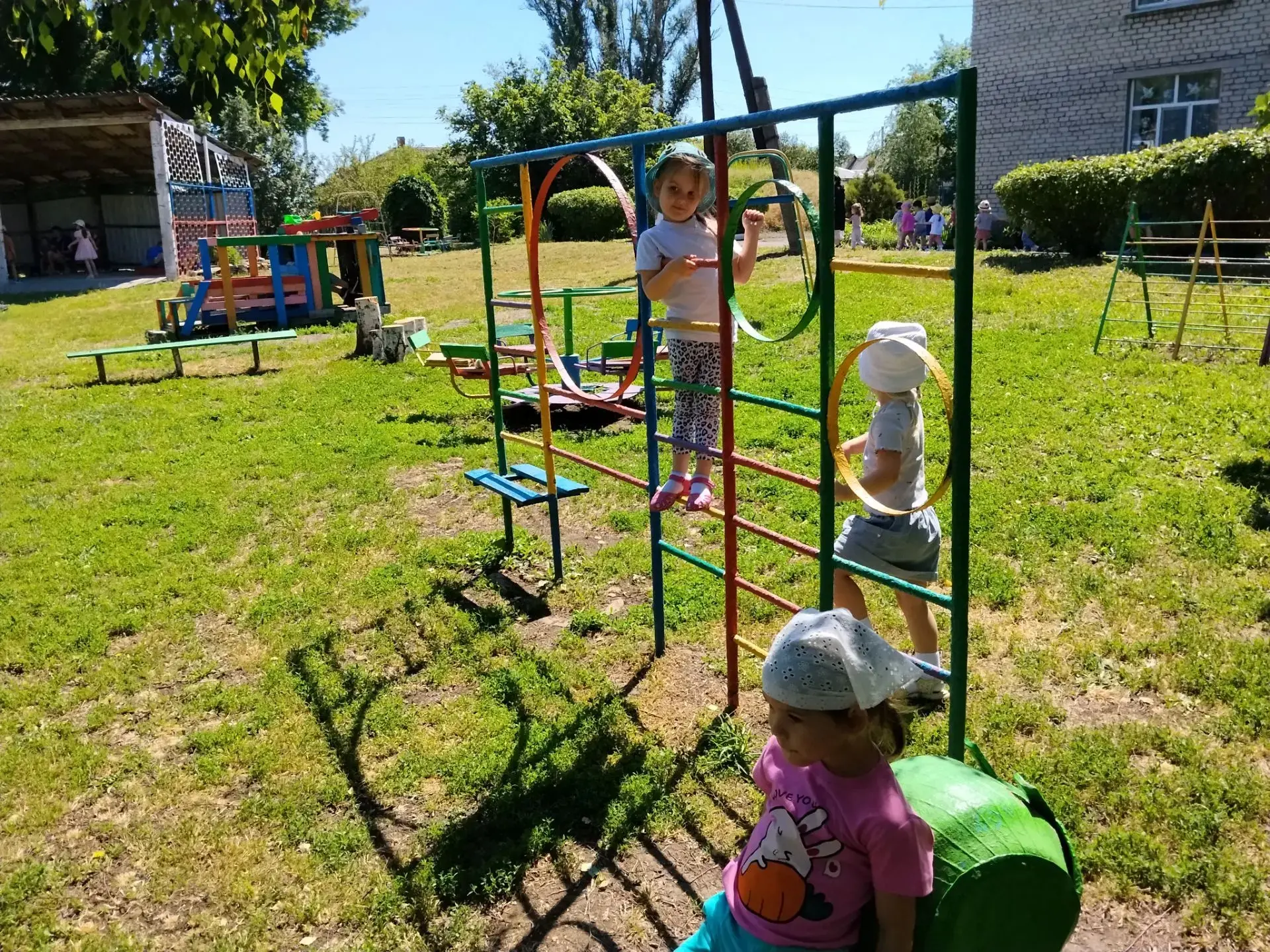 Пришло лето! ☀️🌿

Ребята нашей группы очень любят это замечательное время года. Летние прогулки — э