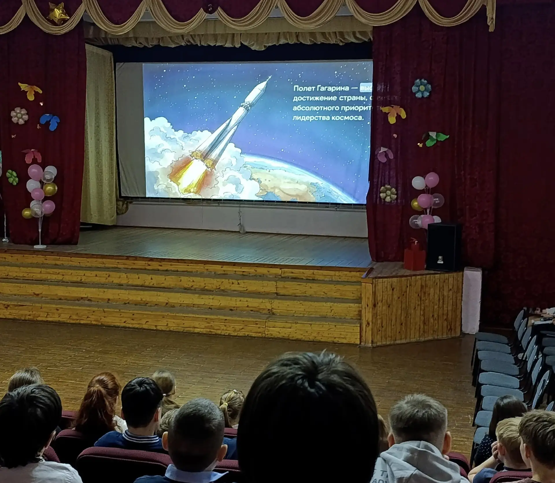 Церемония поднятия флагов   Учебная неделя в школе началась с исполнения государственных гимнов Росс
