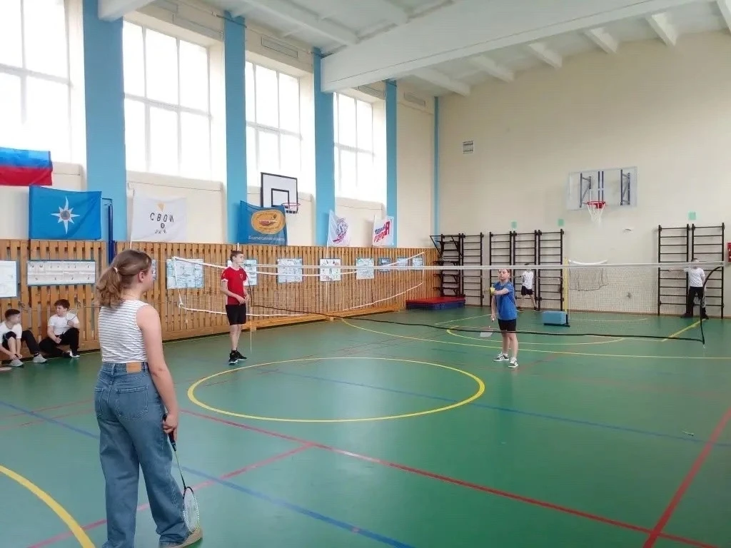 🏸 31 марта 2026 года состоялся турнир по бадминтону среди школьных спортивных клубов Губкинского гор