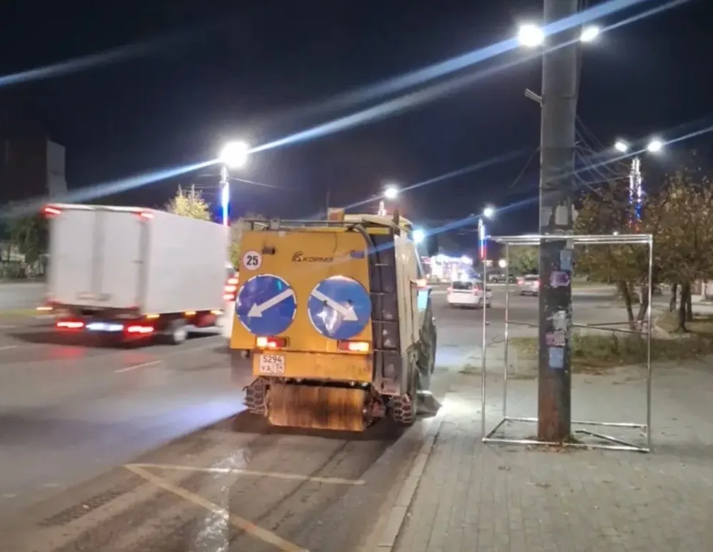 Сегодня, 1 октября, на улицах города Челябинска работает 128 единиц техники. В уборке з...