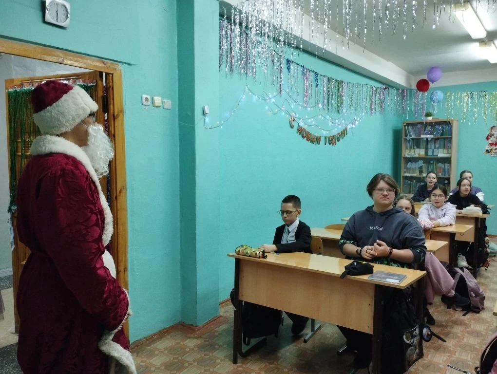 💥 Сегодня на первый урок "Разговоров о важном" к нам в школу заглянули Дед Мороз и Снегурочка🎅  Они 