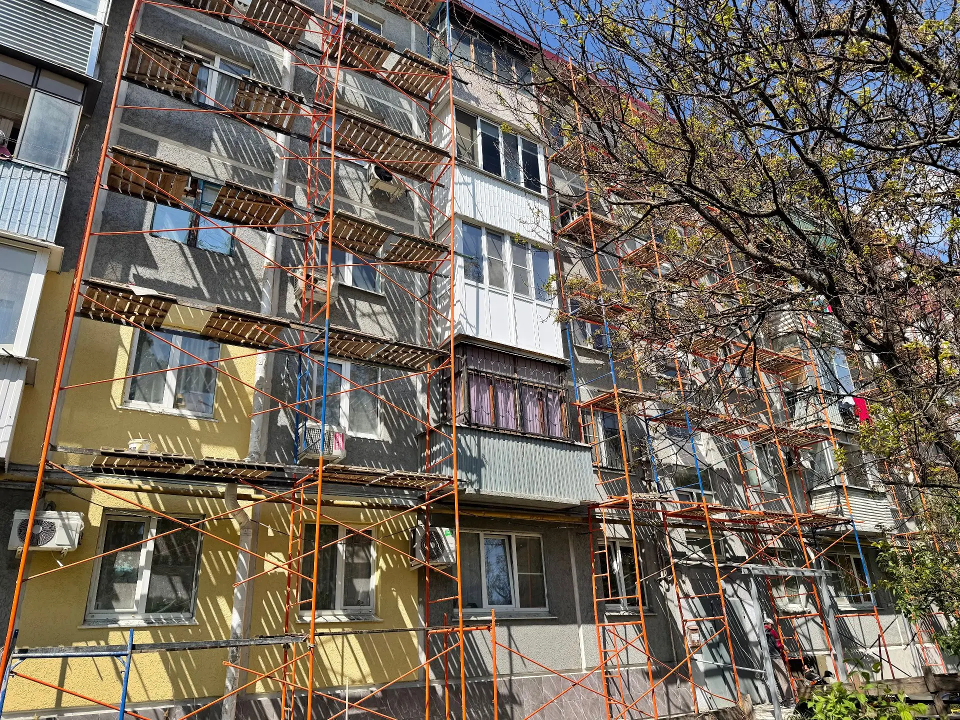 Выехали на объекты капремонта в Краснодаре, где сейчас идут работы.  2-я Пятилетка, дом №6 (фото 1-4