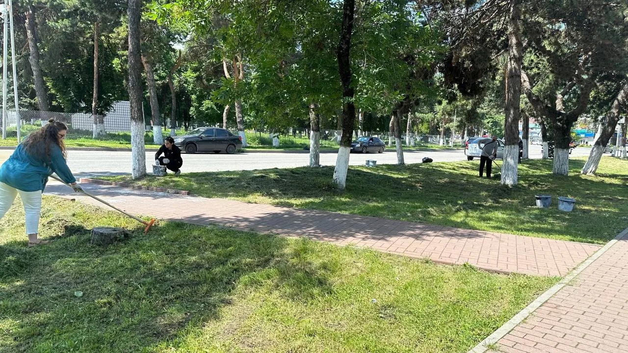 Сегодня Карачаевский городской округ дружно вышел на очередной масштабный субботник.