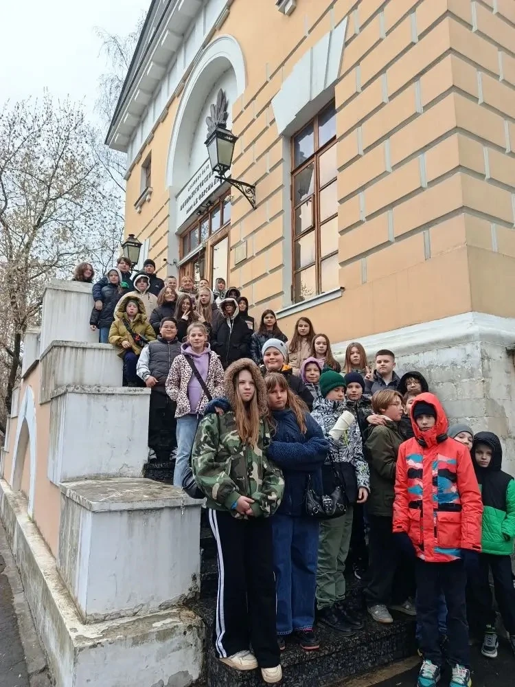 🌟 АКТИВНЫЕ КАНИКУЛЫ  Увлекательное путешествие в мир минералов и красоты Москвы!  💎9 апреля учащиеся