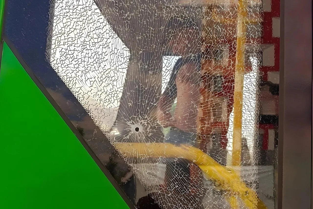 Два пассажирских автобуса обстреляны в Екатеринбурге — ранен мужчина.