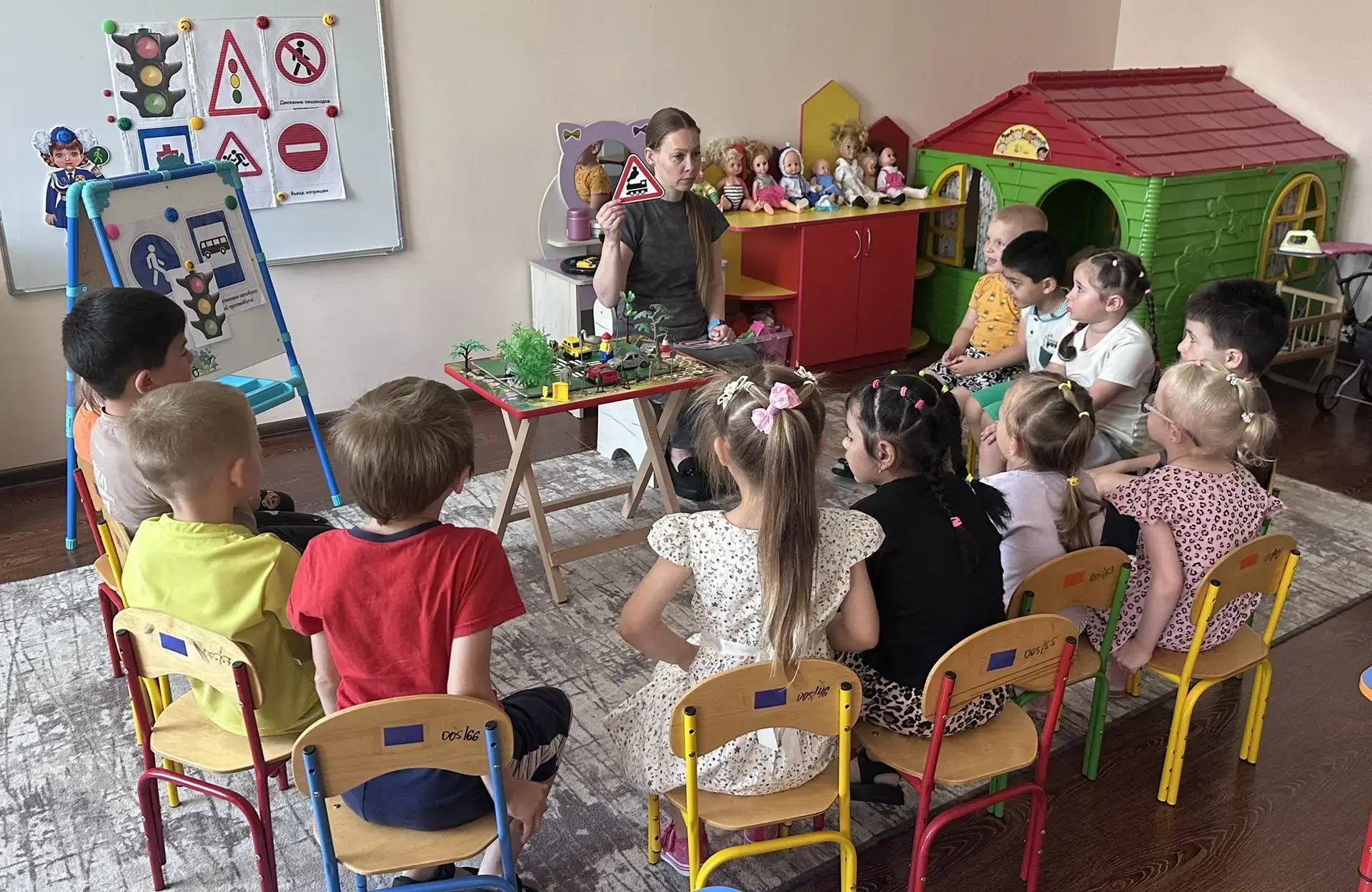 Беседа о правилах и знаках дорожного движения в средней группе «Пчелки».