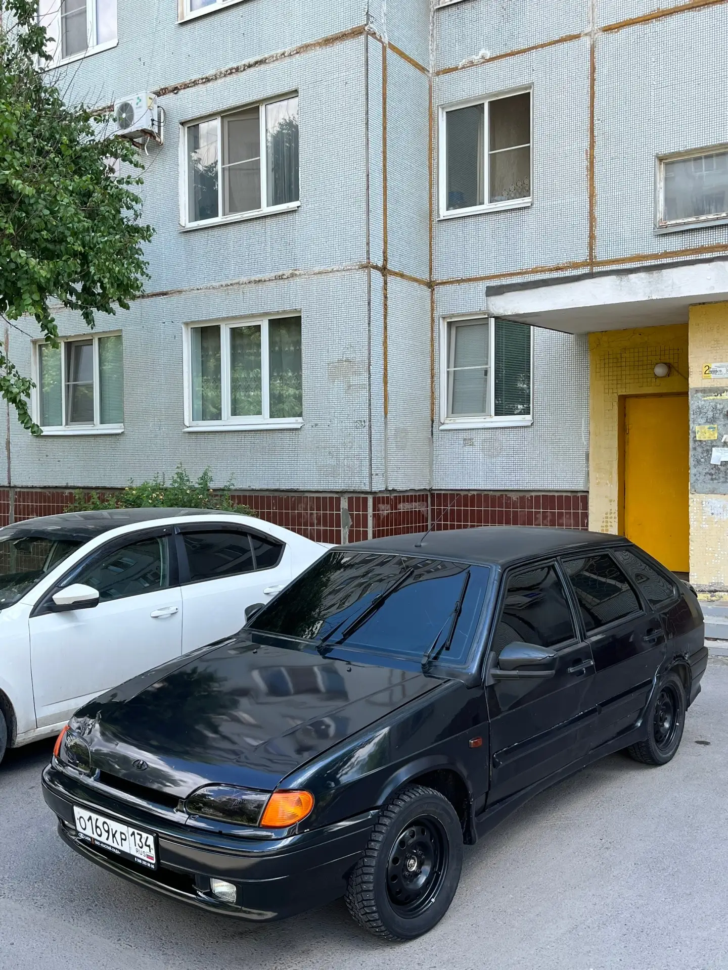 Ваз 2114 
По кузову видно на фото (крыло, косметические косячки так же присутствуют ) идеала ждать н