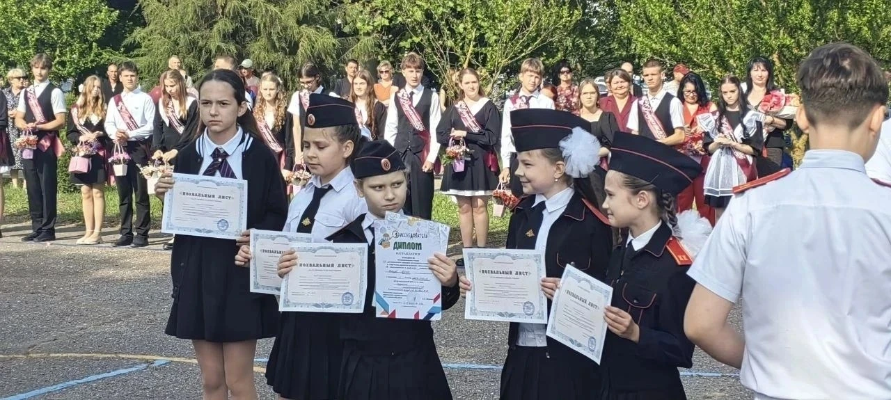 🔔 Торжественная линейка, посвящённая последнему звонку, сегодня прозвучала в школе № 8 поселка Садов